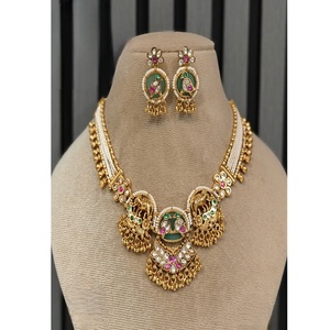 Ensemble collier et boucles d'oreilles en moissanite plaqué or de qualité supérieure Radiant Premium Heritage pour collection de mariage - Product Image 1