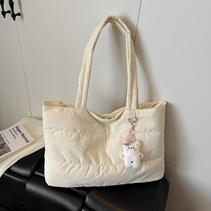 Bolso Tote Acolchado Minimalista Ligero GLOBAL HEROES, Gran Capacidad, Estilo Casual Chic, Diseño Exclusivo con Letras Acolchadas, 100% Moda - Product Image 2