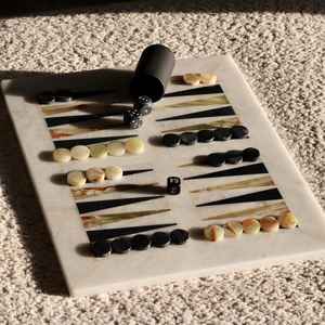Jeu de backgammon de luxe en onyx marbré, plateau en pierre fait main, cadeau haut de gamme pour la décoration intérieure et les voyages - Product Image 4