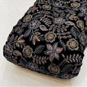 Tela de terciopelo bordada premium con diseño geométrico de punto de cruz sobre fondo negro para elegantes caftanes, chaquetas y vestidos de moda. - Product Image 1