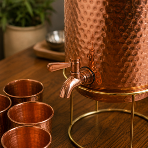 Distributeur d'eau en cuivre martelé fait main avec support et 4 verres en cuivre pour boissons, idéal pour la maison, l'hôtel, le restaurant, vente en gros - Product Image 4