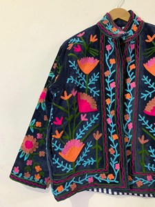 Veste en velours brodée de fleurs bohèmes pour femmes, inspirée du style Suzani traditionnel, col montant, vêtement d'extérieur artisanal tendance - Product Image 5
