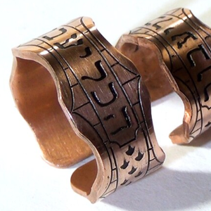 Anillo de Terapia Magnética de Metal Ajustable con Extremo Abierto y Grabado de Alfabeto Antiguo en Superficie de Cobre Puro - Product Image 4