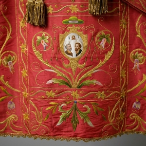 Vestimenta Dálmatica Roja de Lujo con Bordado, Túnica Tradicional Litúrgica para Sacerdotes, Sotana Católica, Vestimenta Religiosa - Product Image 5