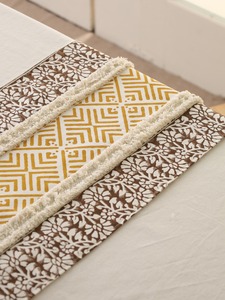 Camino de Mesa de Lona Premium de Doble Capa con Estampado Floral, Camino de Mesa con Borlas Tejidas Estilo Damasco, Diseño Floral Marrón para Comedor - Product Image 2