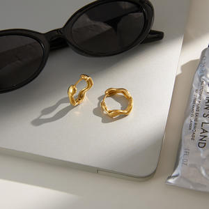 Boucles d'oreilles créoles ondulées épaisses en acier inoxydable plaqué or, tendance - Product Image 5