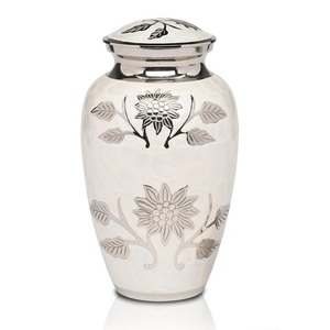 Fabricants d'urnes de crémation Urnes funéraires classiques Émail de haute qualité imprimé pour les cendres humaines à partir de métal Artisanat indien - Product Image 2