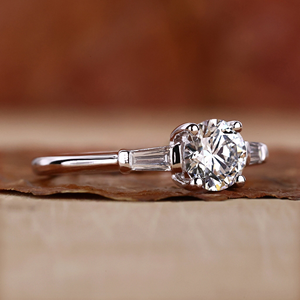 Bague de fiançailles en diamant rond 1 carat, bague solitaire en or blanc avec diamants baguette effilés pour femme - Product Image 4