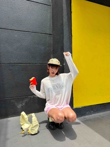 T-shirt blanc à manches longues pour femme, pull style streetwear, impression de logo personnalisée ; fabriqué au Vietnam. - Product Image 3