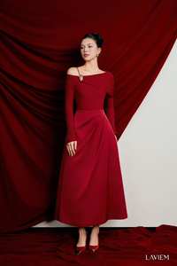 Haut élégant pour femme, rouge foncé, manches longues, col asymétrique |   Haut Layla pour des tenues décontractées élégantes |   LAVIEM - Product Image 3