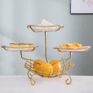 Fantástica cesta de metal y vidrio que funciona bien en hogares, oficinas o salas de descanso para compartir aperitivos. - Product Image 4