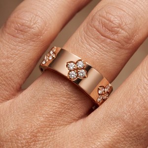 Bague large unisexe en or rose 14 carats avec diamant rond de laboratoire de style floral, idéale pour les fêtes et les propositions de mariage, cadeau pour votre partenaire - Product Image 2