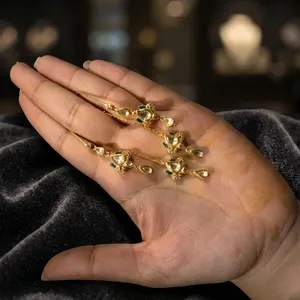 Clásicos atemporales, pendientes largos de plata chapada en oro de 18 quilates con incrustaciones de cristal verde Meenakari. |   Pendientes Colgantes Hechos a Mano - Product Image 2