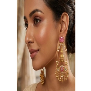 Magnifiques boucles d'oreilles plaquées or de qualité supérieure, aspect pierre, pour tenue traditionnelle, idéales pour les fêtes, mariages et événements. - Product Image 1