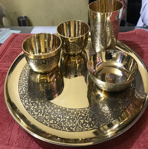 Ensemble de thali en bronze Kansa doré, richement sculpté, avec un bord décoratif en treillis, plusieurs katoris, verres et couverts. - Product Image 6