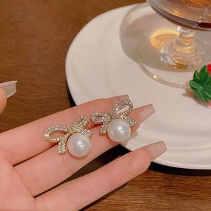 Pendientes de Perlas Unisex con Baño de Oro Rosa de 18K y Lazo de Diamantes, Estilo Elegante para Uso Diario, Regalo para Bodas, Fiestas y Compromisos - Product Image 3