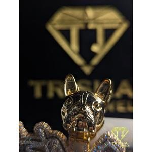 จี้รูปหัวสุนัขแบบกำหนดเอง "TMB" ประดับเพชร VVS มอยส์ซาไนต์  ฝังเพชรเต็มตัว  เงินแท้ 925  เครื่องประดับฮิปฮอป โดย Trisha Jewels - Product Image 3