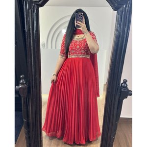 VESTIDO DE TRABAJO DE HILO BORDADO DE SEDA FANCY CHINON CON DUPATTA ROJO - Product Image 1