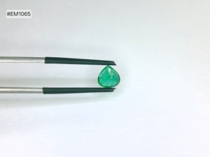 พลอยมรกตสีเขียวแซมเบียทรงหัวใจ น้ำหนัก 1.14 กะรัต คุณภาพพรีเมียม ความใสระดับดี เหมาะสำหรับทำแหวนและจี้ - Product Image 2