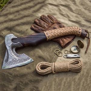 Hacha decorativa hecha a mano estilo vikingo grabada con mango de madera y empuñadura de cuero trenzado. Cuchillos premium al por mayor. - Product Image 1