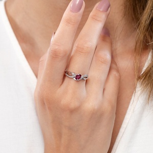 Anillo de Compromiso de Oro de 14K y 18K con Rubí Natural de Corte Ovalado, Diseño de Cinta Trenzada y Detalles de Diamantes en Pavé, Joyería Fina - Product Image 6