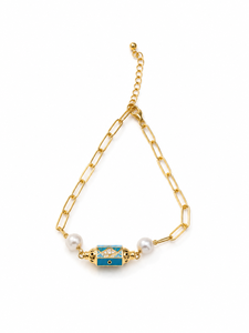 Bracelet artisanal en laiton avec chaîne trombone, perle et breloque barillet en émail bleu, bijoux pour femme - Product Image 2
