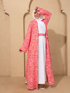 Abaya pour femmes, imprimé paisley rouge et blanc, longueur au sol, coupe ample, manches longues, col rond, tenue modeste pour tous les jours, style moyen-oriental - Product Image 1