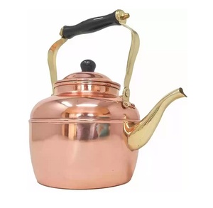 Tetera de cobre macizo con acabado pulido y asa curva, perfecta para calentar en la estufa o para exhibir en un estante decorativo. - Product Image 6