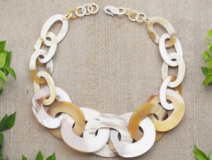 Collier en corne de buffle naturelle, bijoux traditionnels et élégants, style vintage pour femmes, boutiques et propriétaires de magasins. - Product Image 3