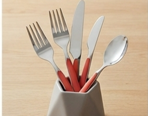 Ensemble de couverts modernes avec poignées rouges en acier inoxydable, compatibles lave-vaisselle, pour usage domestique et en restaurant - Product Image 4