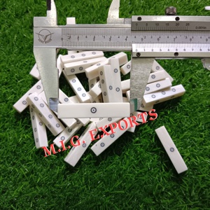 Dés longs faits à la main en os de buffle pour le jeu de Ludo, des Serpents et des Échelles et de nombreux autres jeux d'intérieur et d'extérieur. M.I.G. EXPORTATIONS. - Product Image 4