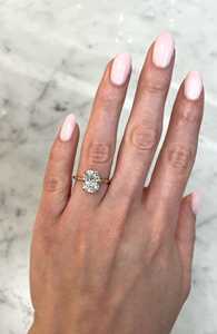 Bague de fiançailles personnalisée en diamant de laboratoire taille coussin, sertie halo à griffes, style minimaliste moderne, alliances de mariage, or massif 14K 18K, IGI - Product Image 2