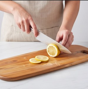 Tabla de Cortar Rectangular de Madera de Olivo Natural con Asa para Uso en la Cocina - Product Image 3