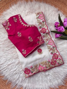 Sari de Georgette Candy Crush con bordado Zari y trabajo Zarkan, diseño exclusivo, que viene con blusa a juego. - Product Image 2