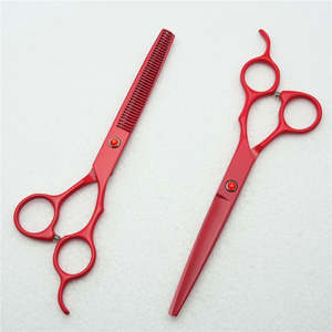 El set incluye un tijeras de corte recto y un tijeras de entresacar y texturizar, lo que lo convierte en adecuado para un corte de cabello completo. - Product Image 2