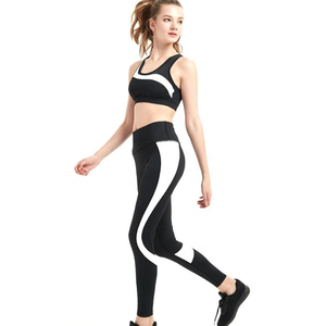 Sujetador deportivo para mujer, negro y gris, espalda cruzada, cuello redondo, soporte medio, transpirable, top de yoga, diseño sin costuras, color liso, de Run Apparel - Product Image 5