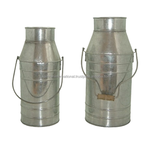 Juego de diseñador de latas de leche de metal de 2 piezas con mango de madera para accesorios de granja de leche - Product Image 1