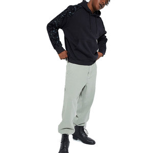 Sudadera con Capucha Negra para Hombre, Corte Regular, Forro Polar, Diseño Estampado en las Mangas, Ropa Casual de Otoño, Sudaderas con Capucha para Hombre - Product Image 3