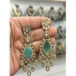 ต่างหูทองชุบคุณภาพพรีเมียมประดับมอยส์ซาไนต์แบบคุนดัน ดีไซน์หรูหราสำหรับผู้หญิงและเด็กผู้หญิง เหมาะสำหรับงานกลางคืน งานปาร์ตี้ และแฟชั่น - Product Image 1