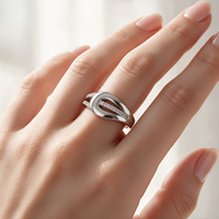 Bague en argent sterling 925 avec zircon, motif goutte d'eau, centre ouvert poli et lignes de pierres s'entrecroisant