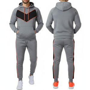 Conjunto Deportivo al por Mayor para Hombre, Color Gris, con Paneles Negros en Chevron y Ribete Naranja, Sudadera con Capucha y Pantalones, Dos Piezas, Logotipo Personalizado - Product Image 4