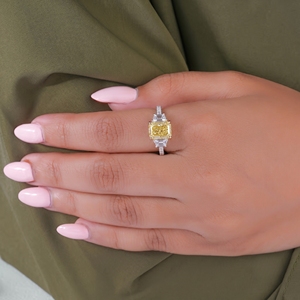 Bague de fiançailles fantaisie en diamant de laboratoire jaune taille émeraude à trois pierres, diamants latéraux trapézoïdaux blancs, bande pavée bicolore - Product Image 1