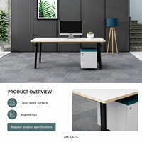 Bureau de direction rectangulaire moderne avec rangement, plateau blanc, bordure en bois et pieds noirs inclinés pour projets de bureau