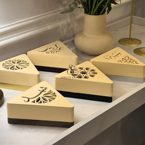 Quemadores de Incienso Triangulares Modernos de Madera con Tapas con Caligrafía Árabe Cortadas con Láser. Decoración Premium al por Mayor para el Ramadán, para Uso con Incienso - Product Image 1