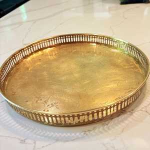 Bandeja Redonda de Latón Hecha a Mano de Lujo con Borde Decorativo, Plato de Metal Dorado Premium para Mesa de Centro, Hogar y Hotel - Product Image 2