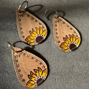 Porte-clés en cuir taillé sculpté à la main Porte-clés en cuir de forme exotique mignon Accessoires en cuir taillé Porte-clés mignons pour unisexe - Product Image 3