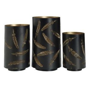 Élégant porte-bougie en métal offrant une lumière douce de bougie, créant une harmonie apaisante dans les espaces intérieurs raffinés. - Product Image 3