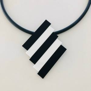 Collier en bois et résine, accessoire de mode parfait en cristal pour toutes les occasions - Product Image 3