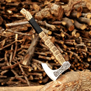 Hacha Tomahawk Forjada a Mano Estilo Vikingo de Acero al Carbono de Grado Industrial con Cuchilla Barbuda, Funda de Cuero y Madera de Fresno Personalizada OEM - Product Image 1