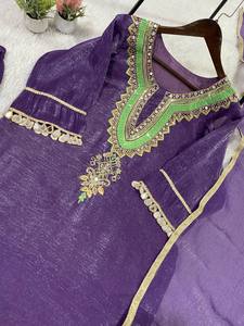 Elegante Conjunto de Kurta y Pantalón de Tela Texturizada con Dupatta con Trabajo de Espejos y Lentejuelas – Colección Festiva - Product Image 4